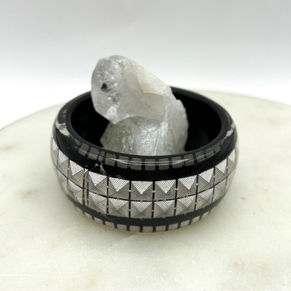 Vintage acrylic lucite bangle bracelet silver embedded mesh silver squares - Picture 3 of 4